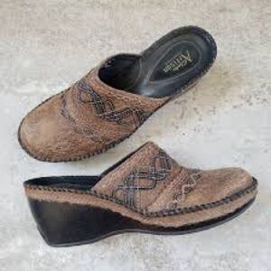 Clark’s Artisan Brown leather Clogs Size 8